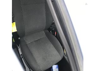 Używane Fotel prawy Opel Zafira (F75) 2.2 16V Cena na żądanie oferowane przez N Kossen Autorecycling BV