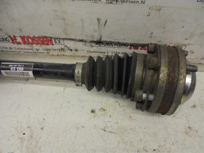 Front drive shaft, left from a Volkswagen Tiguan (5N1/2) 1.4 TSI 16V 2010
