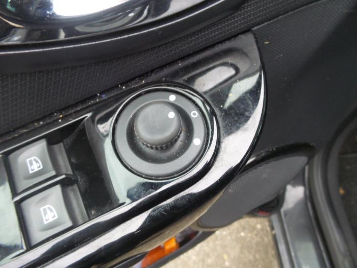 Spiegel Schalter van een Renault Clio IV (5R) 0.9 Energy TCE 90 12V 2014