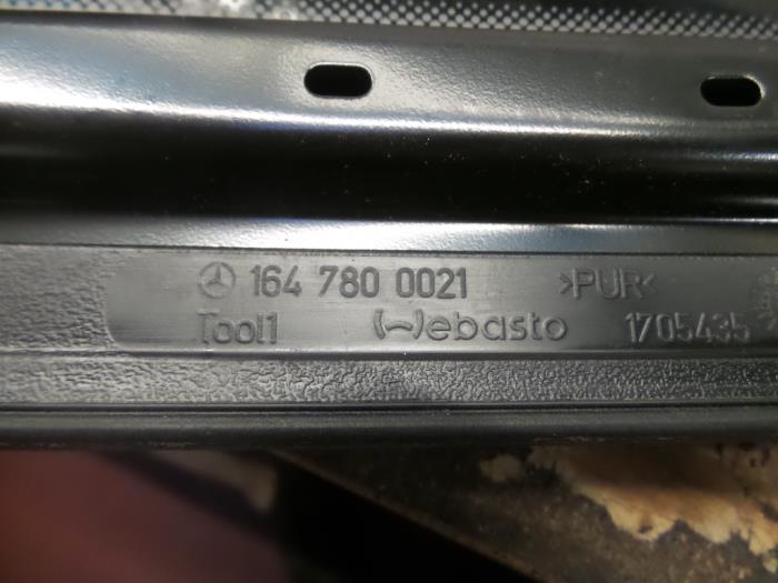 Szyba szyberdachu z Mercedes-Benz ML II (164/4JG) 3.0 ML-320 CDI 4-Matic V6 24V 2006