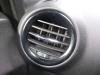 Rejilla de aire lateral de un Opel Corsa D, 2006 / 2014 1.4 16V Twinport, Hatchback, Gasolina, 1.364cc, 66kW (90pk), FWD, Z14XEP; EURO4, 2006-07 / 2014-08 2008