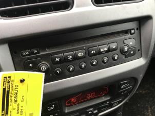 Używane Radioodtwarzacz CD Peugeot 206 SW (2E/K) 1.6 16V Cena na żądanie oferowane przez N Kossen Autorecycling BV
