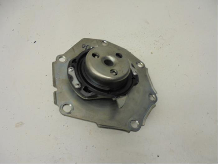 Usagé Pompe à eau Landrover Freelander II 3.2 l6 24V Prix sur demande proposé par N Kossen Autorecycling BV