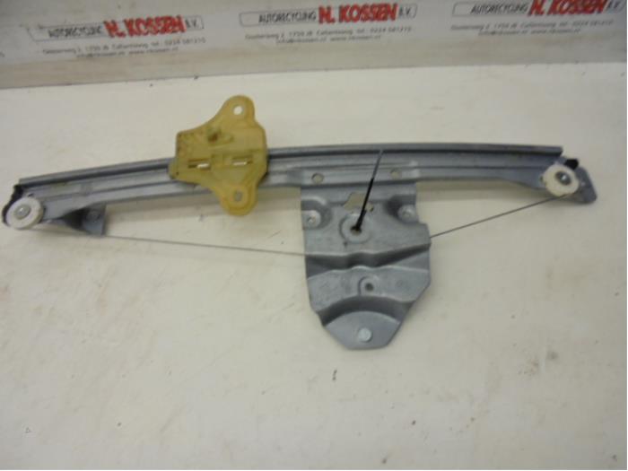 Window mechanism 4-door, front right from a Renault Clio IV (5R) 0.9 Energy TCE 90 12V 2014