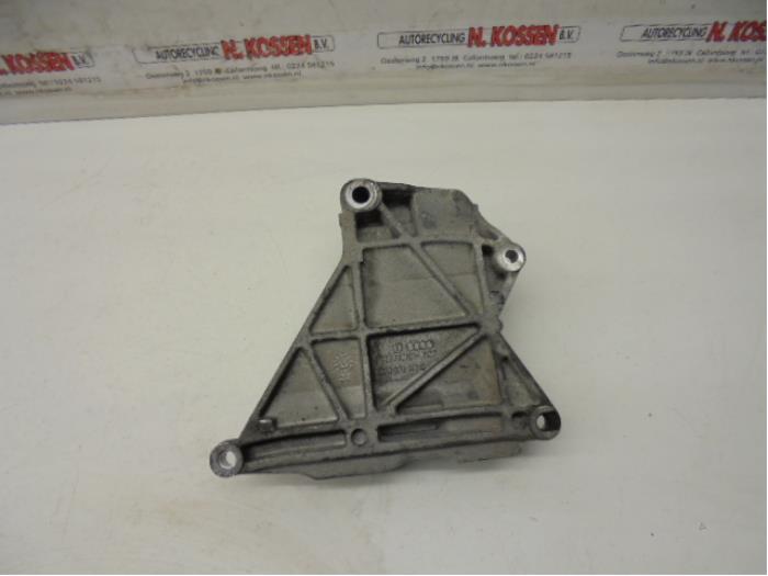 Usagé Support dynamo haut Volkswagen Transporter T5 2.5 TDi PF Prix sur demande proposé par N Kossen Autorecycling BV