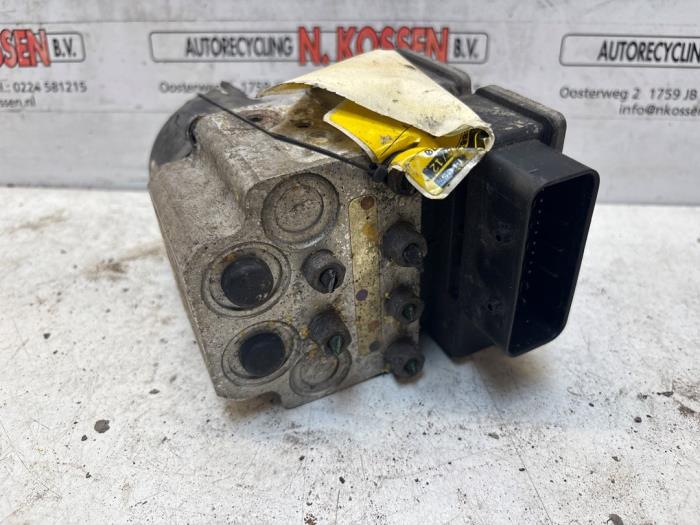 Bloc ABS d'un Opel Vivaro 1.9 DTI 16V 2003