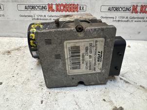 Bloc ABS d'un Opel Vivaro 1.9 DTI 16V 2003