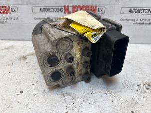 Bloc ABS d'un Opel Vivaro 1.9 DTI 16V 2003