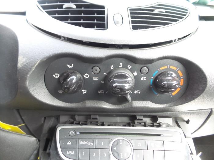 Klimabedienteil van een Renault Twingo II (CN) 1.5 dCi 90 FAP 2011