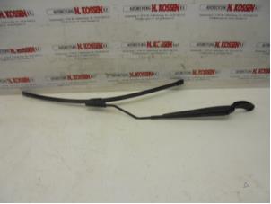 Used Front wiper arm Renault Clio IV (5R) 0.9 Energy TCE 90 12V Price on request offered by N Kossen Autorecycling BV