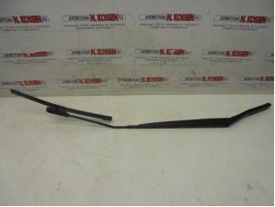 Used Front wiper arm Renault Clio IV (5R) 0.9 Energy TCE 90 12V Price on request offered by N Kossen Autorecycling BV
