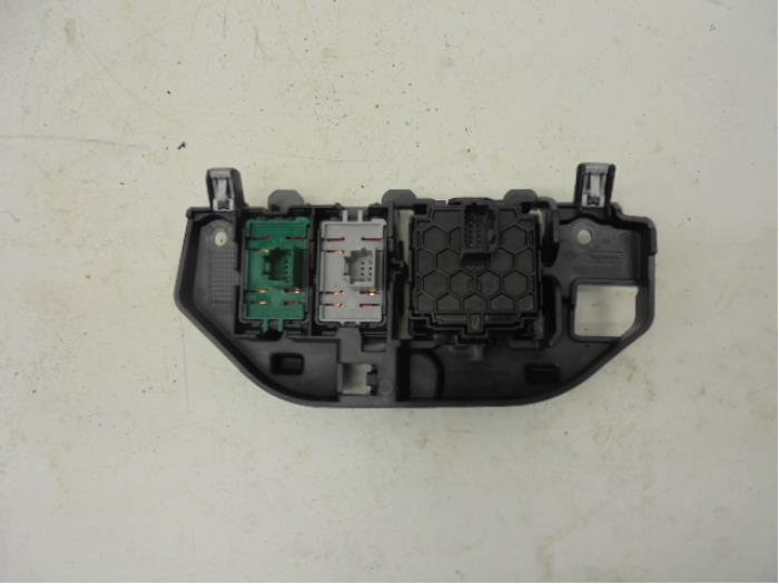 Interruptor de luz de un Renault Clio IV (5R) 0.9 Energy TCE 90 12V 2014