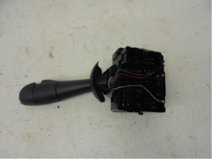Interruptor de limpiaparabrisas de un Renault Clio IV (5R) 0.9 Energy TCE 90 12V 2014