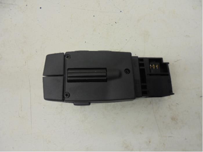 Multi-media control unit from a Renault Clio IV (5R) 0.9 Energy TCE 90 12V 2014