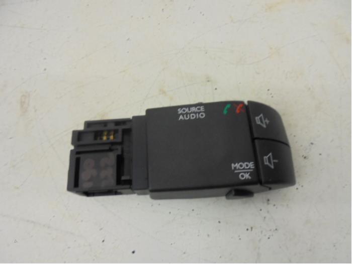 Multi-media control unit from a Renault Clio IV (5R) 0.9 Energy TCE 90 12V 2014
