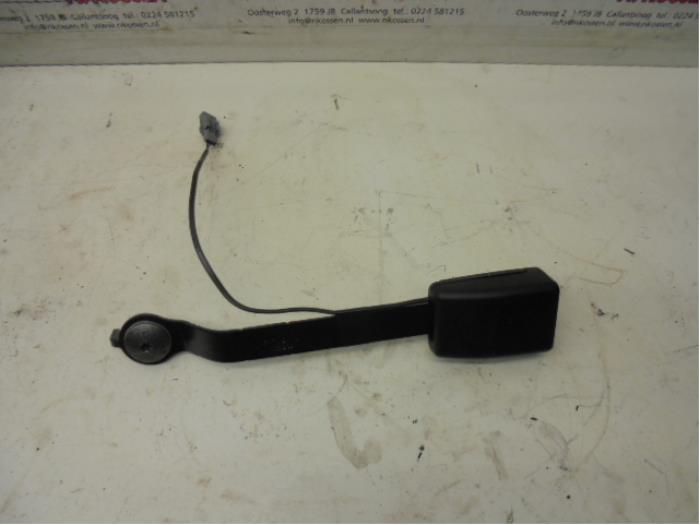 Front seatbelt buckle, right from a Renault Clio IV (5R) 0.9 Energy TCE 90 12V 2014