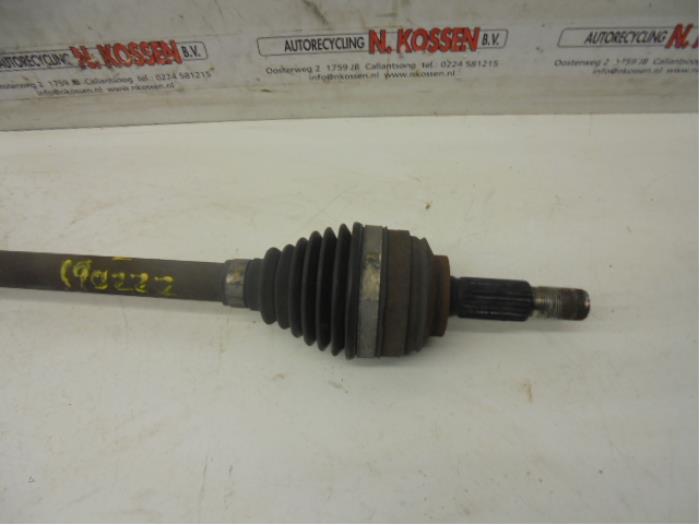 Front drive shaft, left from a Renault Clio IV (5R) 0.9 Energy TCE 90 12V 2014