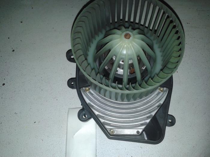 Motor de ventilador de calefactor de un Volkswagen Passat (3B3) 2.0 20V 2002