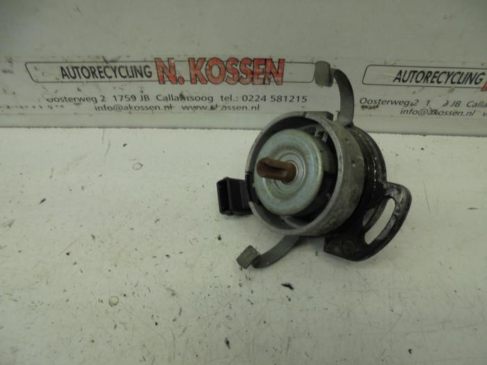 Distributor from a Volkswagen Polo II Coupé (86) 1.3 Kat. 1992