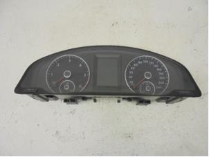 Used Instrument panel Volkswagen Transporter T5 2.0 TDI DRF Price on request offered by N Kossen Autorecycling BV