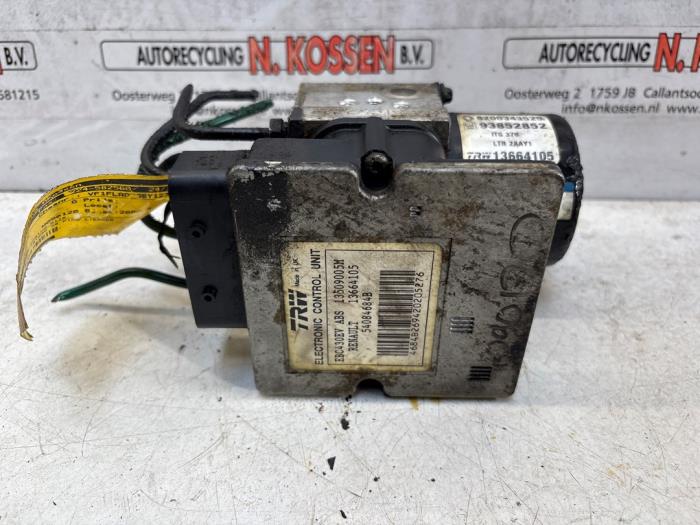 Gebrauchte ABS Pumpe Renault Trafic New (FL) 2.5 dCi 16V 135 Preis auf Anfrage angeboten von N Kossen Autorecycling BV