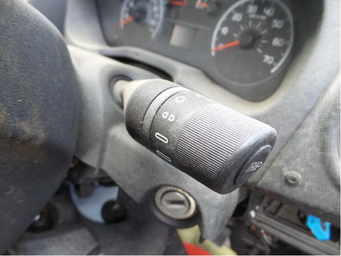 Interruptor combinado columna de dirección de un Peugeot Bipper 2011