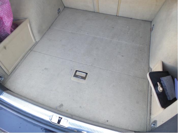 Plaque sol coffre d'un Volkswagen Passat Variant (3C5) 2.0 TDI 16V 170 2006
