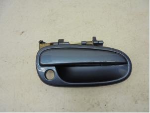 Used Front door handle 4-door, right Hyundai Matrix 1.6 16V Price on request offered by N Kossen Autorecycling BV