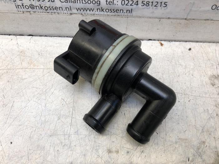 Begagnade Extra vattenpump Volkswagen Caddy Pris på förfrågan erbjuds av N Kossen Autorecycling BV