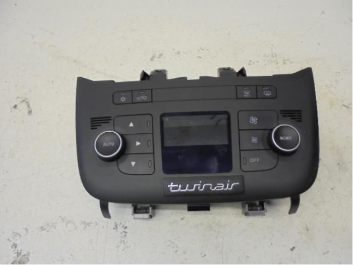 Używane Panel climatronic Fiat Punto III (199) 0.9 TwinAir Cena na żądanie oferowane przez N Kossen Autorecycling BV