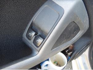 Usados Interruptor de ventanilla eléctrica Smart Fortwo Coupé (451.3) Electric Drive Precio de solicitud ofrecido por N Kossen Autorecycling BV