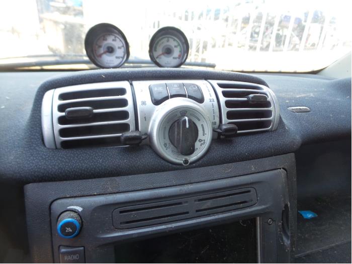 Panel de control de aire acondicionado de un Smart Fortwo Coupé (451.3) Electric Drive 2014