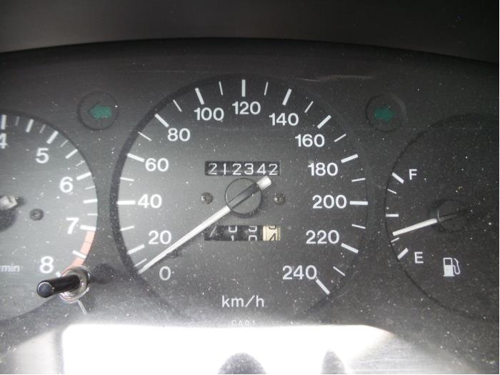 Panel de instrumentación de un Mazda Xedos 6 2.0i V6 24V 1999