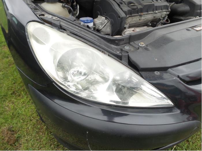 Używane Reflektor prawy Peugeot 307 (3A/C/D) 1.6 16V Cena na żądanie oferowane przez N Kossen Autorecycling BV
