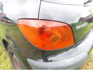 Używane Tylne swiatlo pozycyjne lewe Peugeot 307 (3A/C/D) 1.6 16V Cena na żądanie oferowane przez N Kossen Autorecycling BV