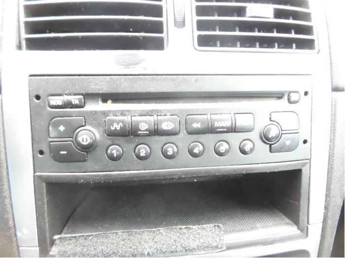 Radio/CD player (miscellaneous) from a Peugeot 307 (3A/C/D) 1.6 16V 2004