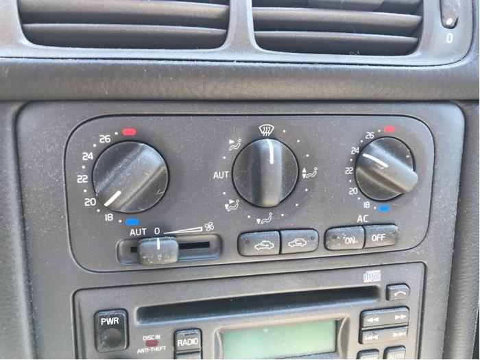 Panel de control de aire acondicionado de un Volvo S70 2.5 TDI 1999