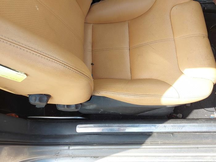 Seat, right from a Alfa Romeo GT (937) 1.9 JTD 16V Multijet 2004