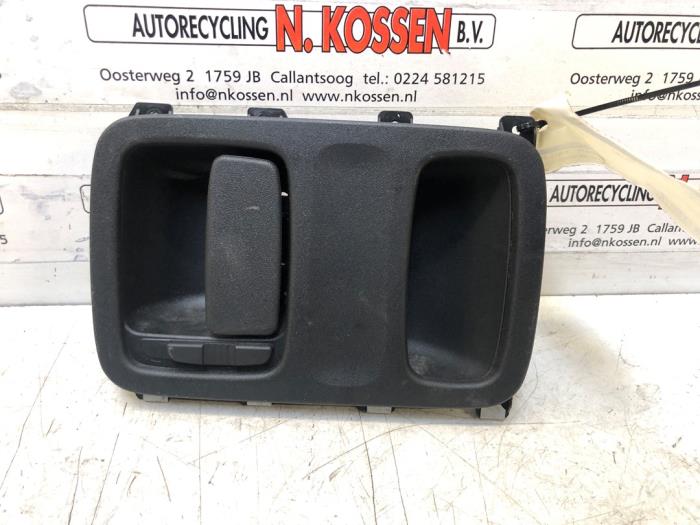 Używane Uchwyt tylnej klapy Mercedes Vito (447.6) 2.2 114 CDI 16V Cena na żądanie oferowane przez N Kossen Autorecycling BV