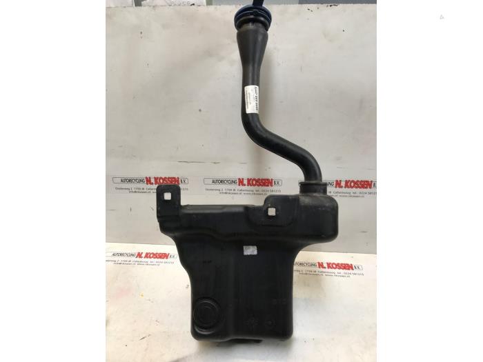 Front windscreen washer reservoir from a Mercedes-Benz Vito (447.6) 2.2 114 CDI 16V 2019