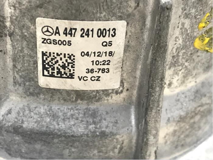 Motorlager van een Mercedes-Benz Vito (447.6) 2.2 114 CDI 16V 2019