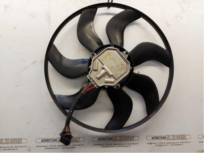 Cooling fans from a Mercedes-Benz Vito (447.6) 2.2 114 CDI 16V 2019