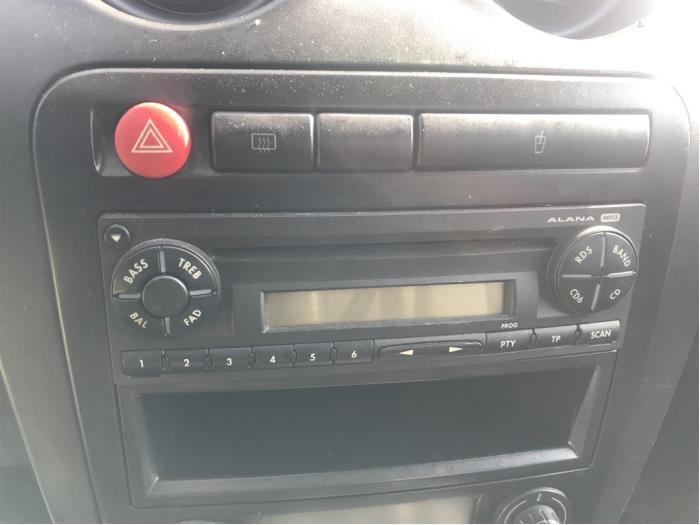 Reproductor de radio y CD (varios) de un Seat Ibiza III (6L1) 1.9 TDI 100 2005