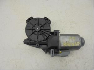Used Door window motor Peugeot 107 1.0 12V Price on request offered by N Kossen Autorecycling BV