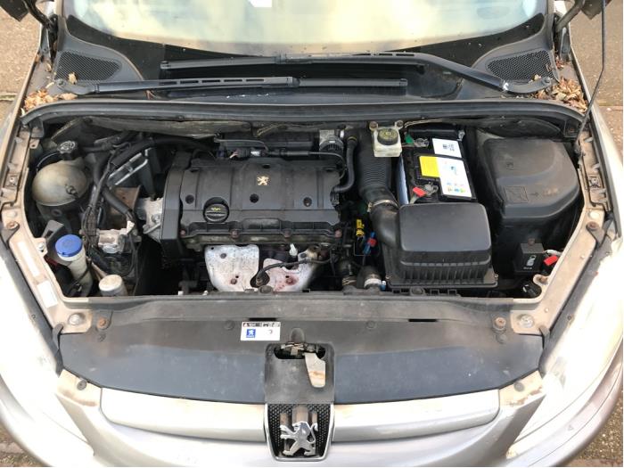 Engine from a Peugeot 307 SW (3H) 1.6 16V 2005