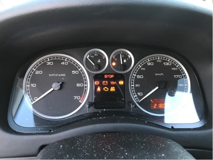 Instrument panel from a Peugeot 307 SW (3H) 1.6 16V 2005