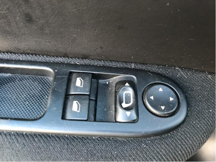 Electric window switch from a Peugeot 307 SW (3H) 1.6 16V 2005