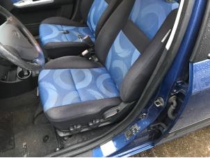 Used Seat, left Hyundai Getz 1.4i 16V Price on request offered by N Kossen Autorecycling BV