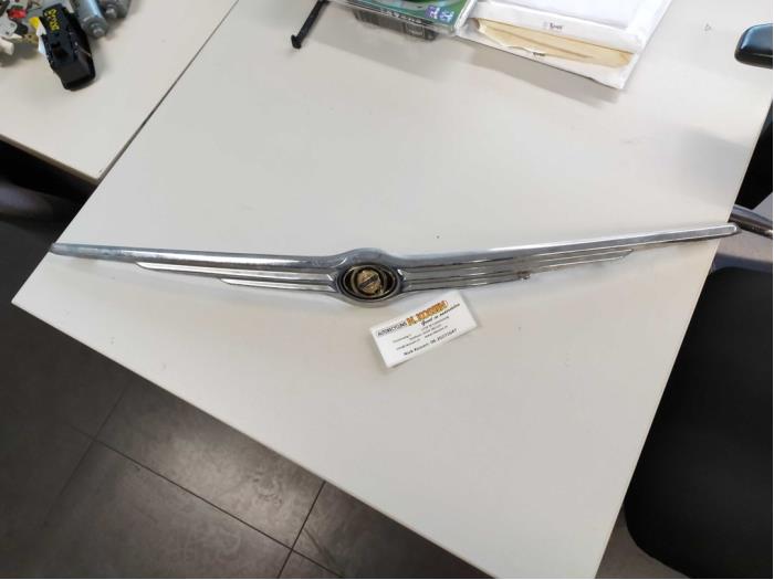 Begagnade Emblem Chrysler Voyager Pris på förfrågan erbjuds av N Kossen Autorecycling BV