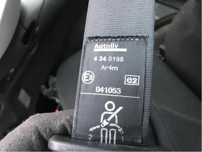 Rear seatbelt, left from a Peugeot 307 SW (3H) 1.6 16V 2005